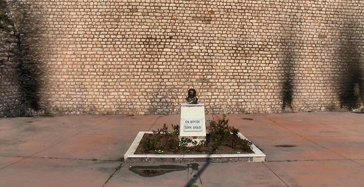 1600 yıllık surları mangalcılar kararttı