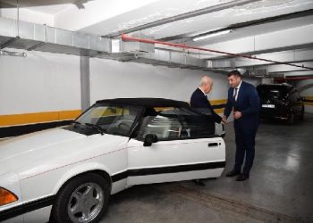 Bahçeli, eski model otomobilini hediye etti