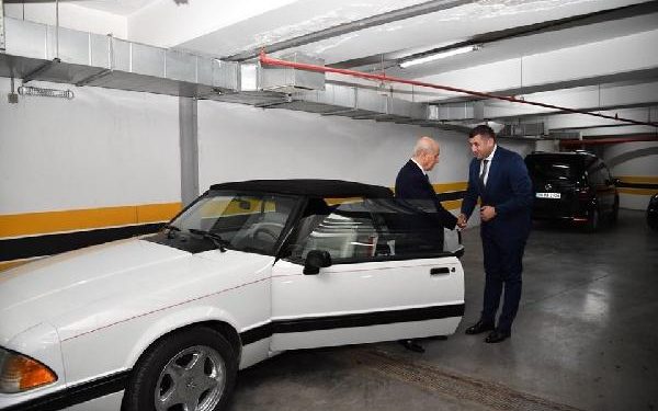 Bahçeli, eski model otomobilini hediye etti
