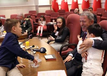 Bakan Akar ve komutanlar, şehit çocuklarıyla buluştu