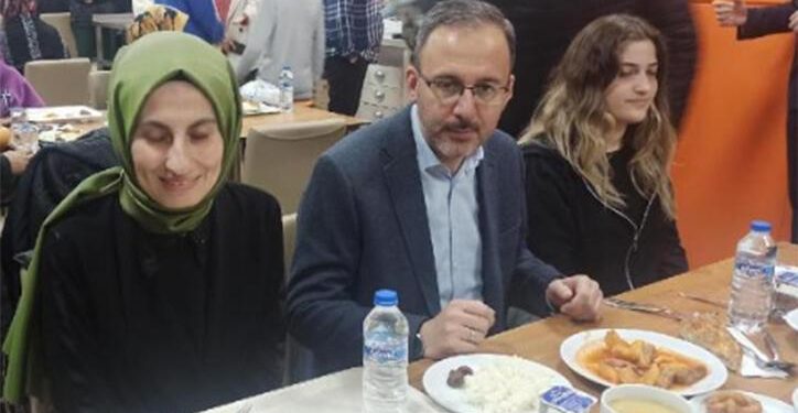 Bakan Kasapoğlu, orucunu depremzedelerle birlikte açtı