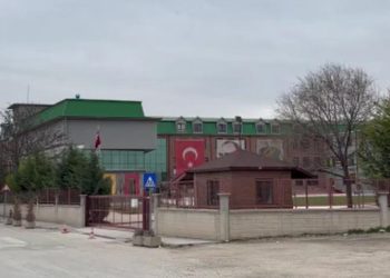 Başörtülü depremzede öğrenciyi okula kaydetmeyen müdüre 1 yıl hapis istemi