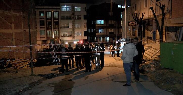 Bayrampaşa’da inşaatın istinat duvarı çöktü, tedbir amaçlı bir bina boşaltıldı