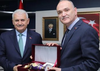 Binali Yıldırım’dan Düzce Belediye Başkanı Özlü’ye tebrik ziyareti