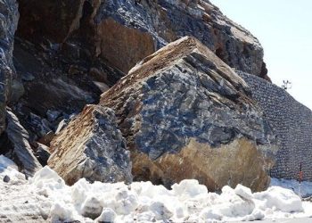 Bitlis’te dev kaya blokları karayoluna düştü