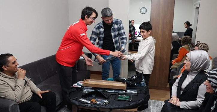 Emine Erdoğan depremzede aile ile iftar yaptı! Mete Gazoz sürprizi