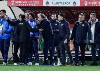 Fenerbahçe’de Jorge Jesus çılgına döndü! Mete Kalkavan kırmızı kart gösterdi