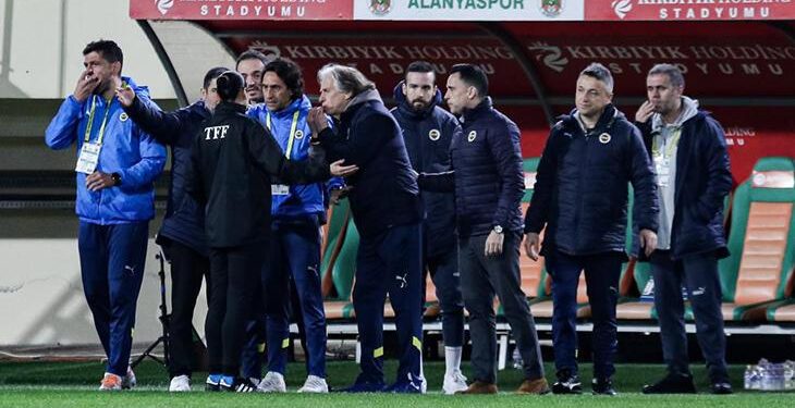 Fenerbahçe’de Jorge Jesus çılgına döndü! Mete Kalkavan kırmızı kart gösterdi