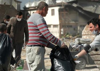 Hatay’da enkazdan milyonluk ürünleri kurtarma çalışması! ’10 milyonun üzerinde zararım var’
