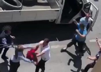 İzmir’de yol kavgası kamerada