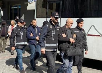 İzmir’deki FETÖ operasyonunda 12 şüpheli tutuklandı, 35’i adliyede