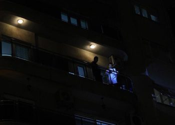 Kızını kocasından kurtarmaya çalışırken sinirlenip balkondan atlayan kadın hayatını kaybetti