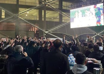 Sakaryaspor taraftarı, cezaya rağmen takımını yalnız bırakmadı