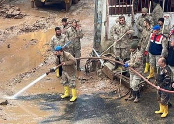 Şanlıurfa’da çamur temizlendi, okullar açıldı! Kayıp TIR sürücüsü aranıyor
