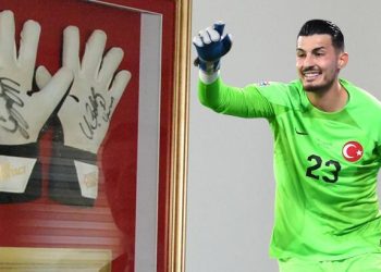 Trabzonspor kalecisi Uğurcan Çakır’ın eldivenleri sergileniyor