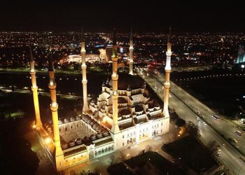 Türkiye’nin dört bir yanında Ramazan ayının ilk teravih namazı kılındı