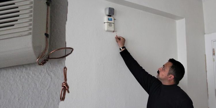 Uykusu ağır olan güvenlik görevlisi, deprem korkusuyla kapı zilinden sensör yaptı