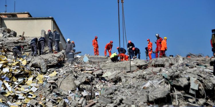 Yıkılan hastanenin müteahhidi ve fenni mesul hakkında yakalama kararı