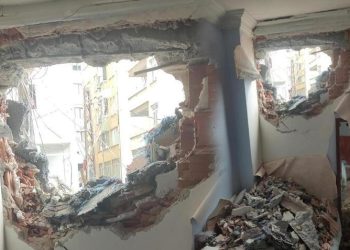 Yıkım sırasında yan binanın duvarı yıkıldı! Odadaki kız, neye uğradığını şaşırdı