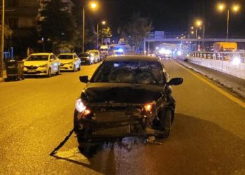 Hareketli dakikalar! Silahlı kavganın şüphelileri kaçarken yayalara çarptı