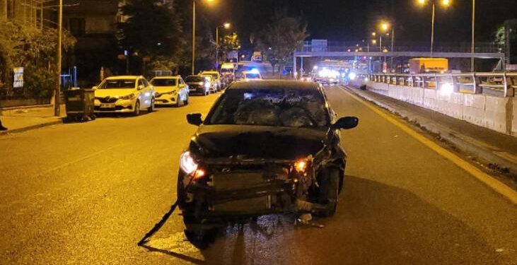 Hareketli dakikalar! Silahlı kavganın şüphelileri kaçarken yayalara çarptı