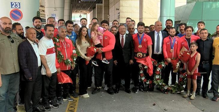 Milli güreşçiler yurda döndü! Başkent’te coşkulu karşılama