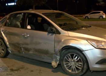 Motosiklet ile çarpışan otomobil sürücüsü, aracını bırakıp kaçtı