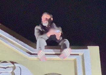 Yürekleri ağza getiren anlar! Onlarca görevli ikna etmeye çalıştı