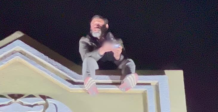 Yürekleri ağza getiren anlar! Onlarca görevli ikna etmeye çalıştı