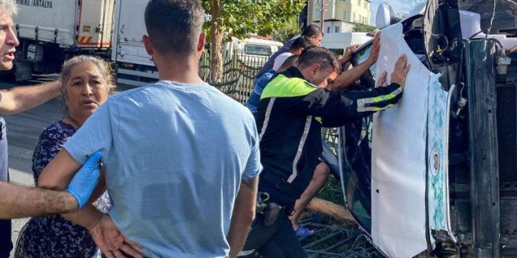 Feci kazada ölümden döndü! Polis yan yatan aracın doğrultulmasına yardım etti